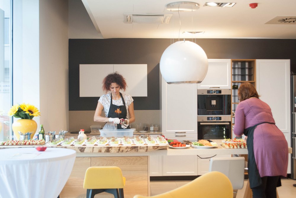 <h2><strong>Home Connect: Úplne nový rozmer starostlivosti o domácnosť</strong></h2>
<em>Potrpíte si na jedinečnosť, individuálny prístup, moderné technológie a profesionalitu? Chystáte sa na rekonštrukciu alebo si zariaďujete nové bývanie? Pripravili sme pre vás prehľad noviniek, ktoré stoja za pozornosť. </em><em>Predstavili sme si ich nedávno v kuchynskom štúdiu DOMOSS na Galvaniho ulici v Bratislave počas brunchu s odborníkmi z Bosch/Siemens a Zuzanou Frešo, ktorá pre hostí pripravila skvelé raw pochúťky. </em>
Majte dokonalý prehľad o tom, čo máte v chladničke, hoci nie ste doma – cez telefón či tablet. Zapnite rúru ešte pred tým, než odomknete dvere na byte, <strong>pripravte kávu pre celú rodinu presne podľa ich chuťových preferencií iba stlačením tlačidla.</strong> To sú len drobné vychytávky z portfólia technológie Home Connect, ktorú priniesli do štúdií DOMOSS najmodernejšie spotrebiče Bosch.
<h2><strong>Nahliadnite do chladničky, aj keď nie ste doma </strong></h2>
Vďaka integrovanej kamere v chladničke môžete priamo v obchode na tablete alebo telefóne skontrolovať, aké potraviny vám doma vlastne chýbajú.<strong> A aby zostali potraviny dlhšie čerstvé, ponúka navyše Home Connect dôležité tipy pre ich uchovávanie a odporúčania, ktorú priehradku vybrať a akú teplotu nastaviť.</strong> Môžete tak vždy jednoducho vytvoriť dokonalé podmienky pre uchovanie svojich potravín.
<h2><strong>Vaša práčka teraz vie všetko najlepšie – pre váš jednoduchší život</strong></h2>
Neviete, ako správne nastaviť práčku pred praním? Odteraz sa tým už nemusíte zaoberať. Práčka to zvládne sama – pomocou funkcie Easy Start v aplikácii Home Connect. Stačí postupovať podľa návodu, nastaviť druh bielizne a úroveň znečistenia a spotrebič sám podľa zadaných informácií vyberie ten najvhodnejší program a zjednoduší vám tak domáce práce. <strong>S Home Connect navyše získate užitočné tipy alebo informácie o spotrebe vody aj energie.</strong> Práčka upozorní nielen na dokončenie cyklu a nutnosť vybratia bielizne, ale postráži tiež, či nedochádza prací prostriedok. Sušička zasa kontroluje a upozorňuje, kedy je potrebné vyčistiť filter alebo vyprázdniť nádržku na vodu.
<h2><strong>Varná doska a odsávač pár ako dokonalý pár</strong></h2>
Teraz môže vaša varná doska a odsávač pár fungovať v perfektnej synchronizácii a zaistiť optimálne odsávanie. Jednoducho ovládajte a kontrolujte nastavenie na diaľku na vašom chytrom telefóne alebo tablete. A ako bonus si vďaka aplikácii Home Connect vytvorte dokonalú atmosféru v kuchyni podľa aktuálnej nálady – s novým LED osvetlením na odsávači pár Bosch.
<img class="alignnone size-full wp-image-5414" src="/uploads/domoss-brunch17.jpg" alt="DOMOSS SIEMENS Galvaniho" width="1000" height="670" />
<h2><strong>Vynikajúcu hostinu ľahko a rýchlo zvládnu aj úplní začiatočníci</strong></h2>
S rúrou s aplikáciou Home Connect získate celú kuchárku receptov na mieru daného modelu, tipy na varenie, názorné videá aj dôležité informácie o najbežnejších ingredienciách. Vďaka podrobnému návodu zvládne prípravu vynikajúceho menu hravo aj úplný začiatočník. Nastavenia pre prípravu vybraného pokrmu pošle aplikácia priamo do rúry. Stačí len vložiť jedlo dovnútra a potom sa nechať viesť. Na diaľku môžete jednoducho skontrolovať, v akej fáze sa proces nachádza a kedy presne je jedlo pripravené. Mimo domov sa môžete tiež uistiť, či ste rúru vypli.
<h2><strong>Kde nájdete recept na rôzne kávové špeciality? V aplikácii vášho kávovaru</strong></h2>
Veľmi jednoducho sa z vás môže stať skúsený barista – vďaka novému plno automatickému kávovaru s technológiou Home Connect. Vyberte si z mimoriadne širokej ponuky najrôznejších druhov kávy a uložte si svoje obľúbené nastavenia pomocou funkcie CoffeeWorld v rámci aplikácie. Jedinú vec, ktorú za vás neurobíme, je vychutnanie si lahodnej šálky práve pripravenej kávy.
<h2><strong>Umývačka riadu sama upozorní, že dochádzajú tablety alebo leštidlo</strong></h2>
Domáce práce zvládnete kedykoľvek a kdekoľvek. Vyberte Easy Start v aplikácii Home Connect a umývačka riadu vám odporučí najvhodnejší program pre váš riad. Získate tak navždy najlepšieho odborníka na umývanie riadu vo svojej domácnosti. Umývačka riadu navyše zasiela na chytrý telefón alebo tablet upozornenie, že doumývala, dochádza leštidlo alebo tablety.
<img class="alignnone size-full wp-image-5403" src="/uploads/domoss-brunch21.jpg" alt="DOMOSS SIEMENS Galvaniho" width="1000" height="670" />
<h2><strong>Bezpečnosť na prvom mieste</strong></h2>
O svoju bezpečnosť sa báť nemusíte. Prístup k informáciám je možný len po prihlásení sa do užívateľského účtu pomocou Wi-Fi. Systém navyše nedovolí, aby ste sa prihlásili z nezabezpečenej siete bez hesla. Samozrejmosťou sú tiež bezpečnostné certifikáty, firewall na serveri a ochrana heslom.
<strong>Technológie nám uľahčujú život, vnášajú do životov komfort a sú skvelými spoločníkmi dynamického životného štýlu. Nechajte ich naplno vyniknúť vo vašej novej kuchyni z dielne kuchynských štúdií DOMOSS.</strong>
Skúsení dizajnéri z kuchynských a kúpeľňových štúdií DOMOSS premenia predstavy o vysnívanom bývaní na realitu. Už viac ako 20 rokov navrhujú a realizujú vybavenie domácností pre klientov na celom Slovensku. Postarajú sa o všetko od prvotnej vizualizácie až po montáž, s dokonalou starostlivosťou, poradenstvom a pomocou najmodernejších technológií a najnovších trendov vytvoríte spoločne ideálny domov.
<strong>Kuchynské a kúpeľňové štúdiá DOMOSS nájdete v Bratislave, v Trnave a v Trenčíne. <a href="/studia/kuchynske-studia/kuchynske-studia-kontakt">Navštívte nás a príďte si novinky vyskúšať a pozrieť na vlastné oči. </a></strong>